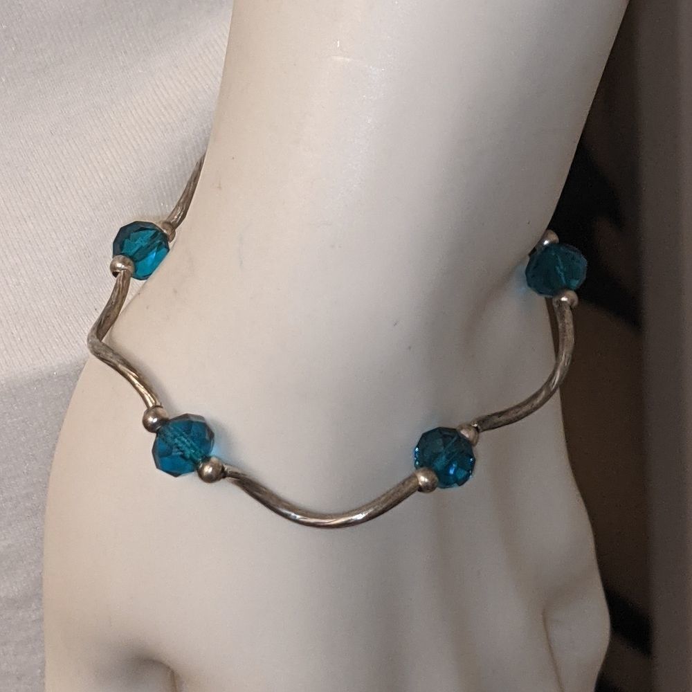 Vintage blue bead & silvertone fluid motion stretch bracelet